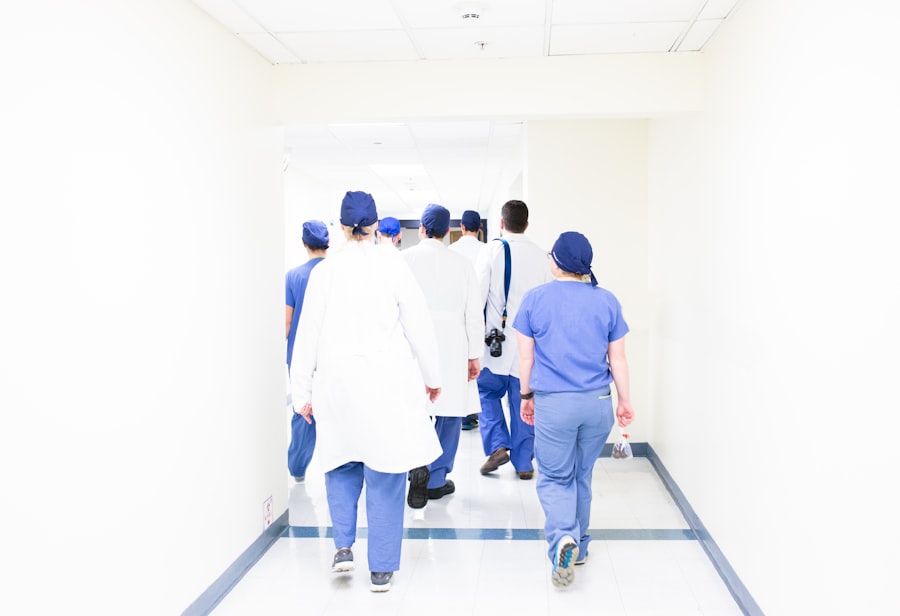 Koridor klinik yang bersih dan tenang