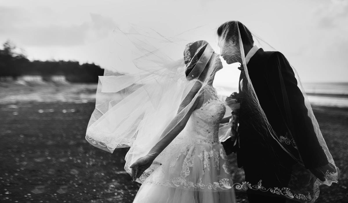 Buket bunga pengantin dengan ikatan pita lembut