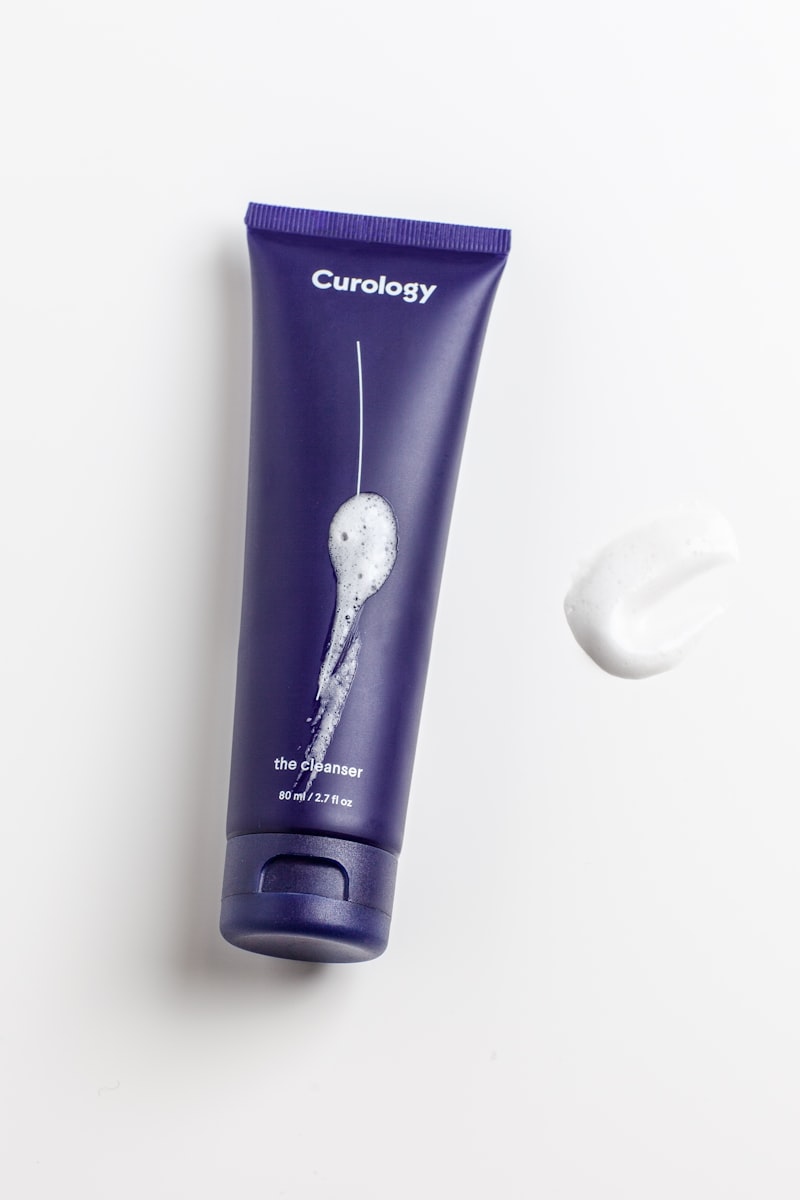 Rangkaian botol skincare di atas latar minimalis