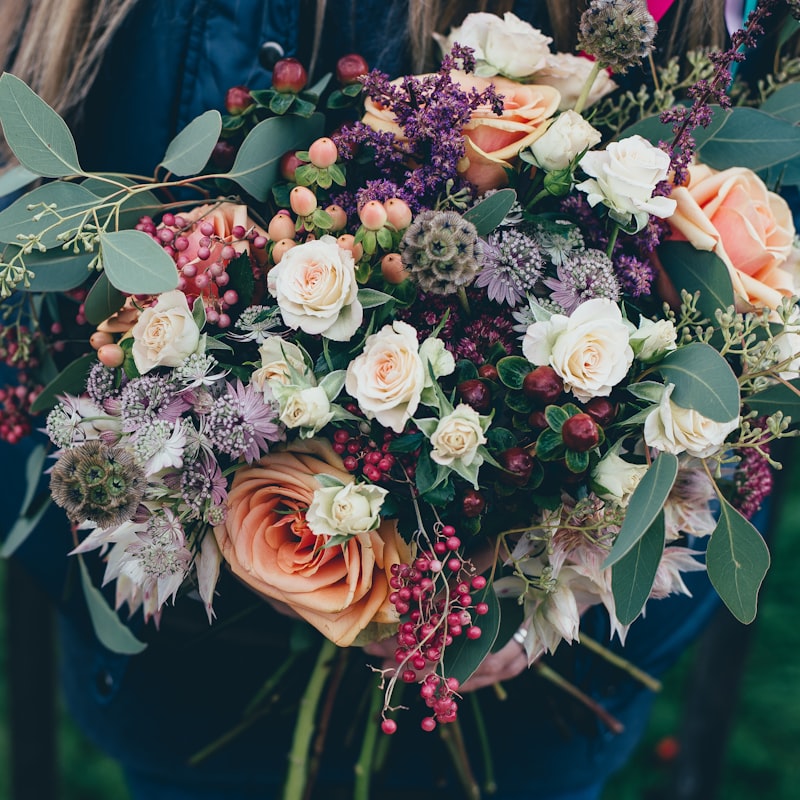Hand bouquet mawar merah muda dengan baby breath