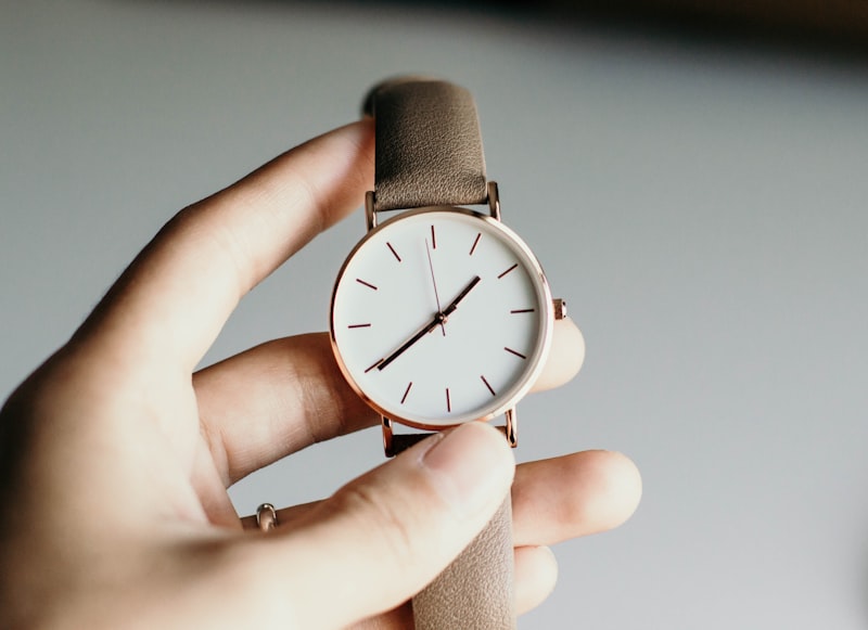 Jam tangan analog dengan detail close-up pada mekanisme jarum
