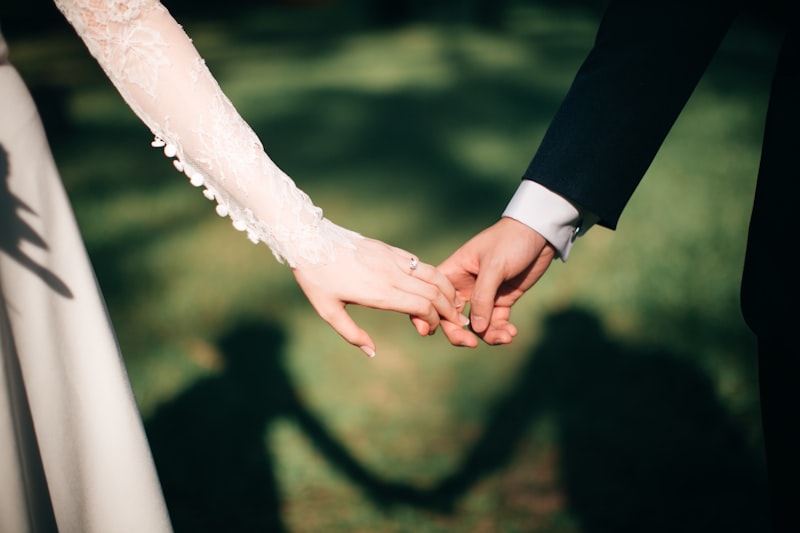 Tangan pengantin saling menggenggam dengan cincin pernikahan