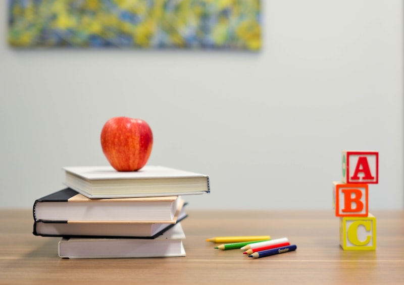 Siswa belajar dengan tutor di kelas Cendekia Muda