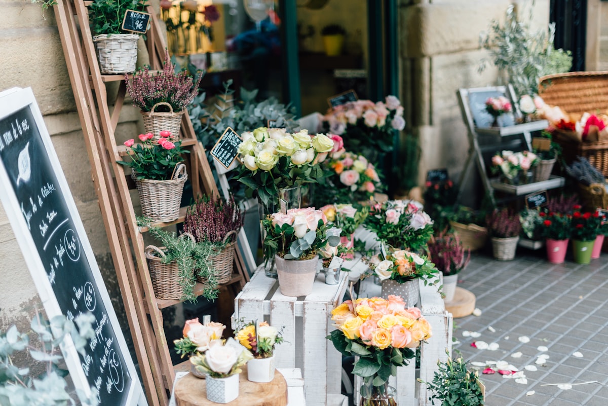 Florist merangkai bunga di studio atelier