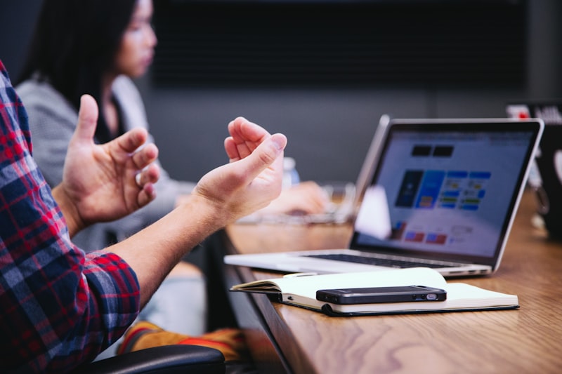 Antarmuka aplikasi di laptop & ponsel — proyek Sehatin