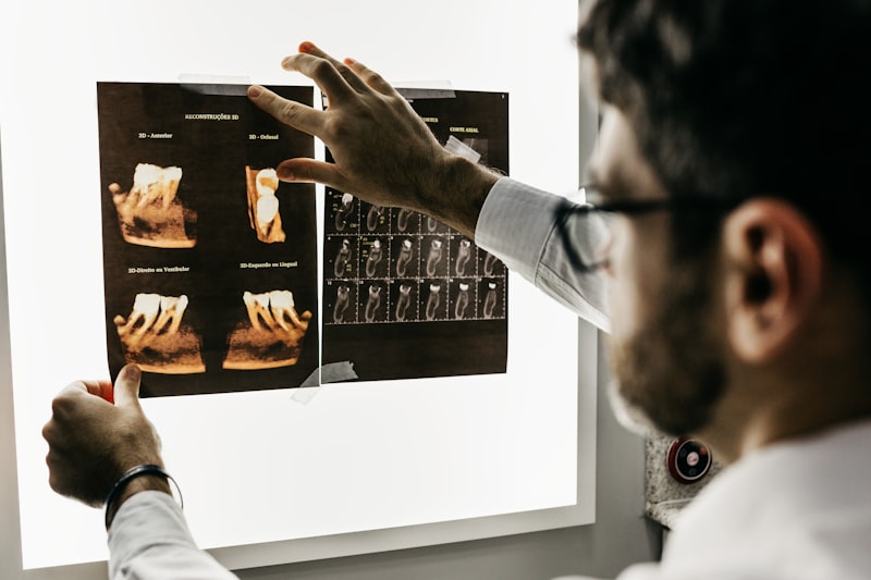 Ruang praktik dokter gigi dengan kursi perawatan modern
