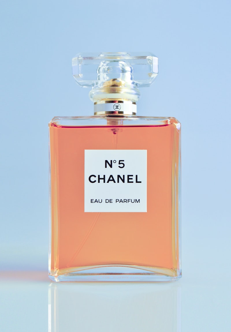 Botol parfum dengan pencahayaan dramatis di atas permukaan gelap