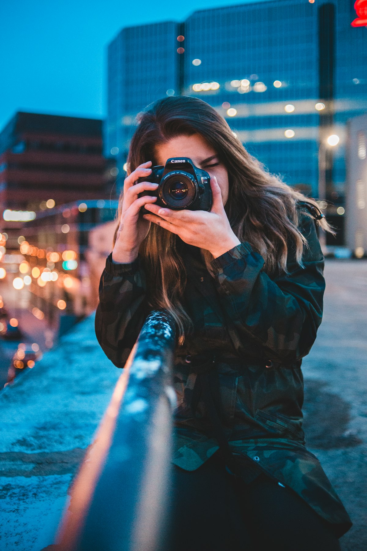Potret fotografer Lumin & Co. memegang kamera di studio
