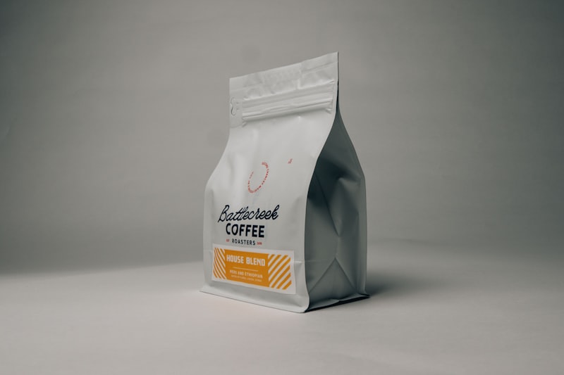 Secangkir kopi dengan biji kopi tersebar di sekitarnya
