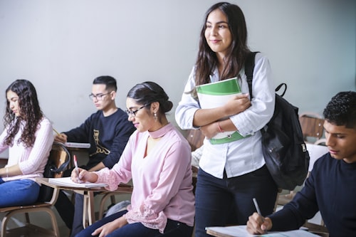 Tutor membimbing siswa secara personal