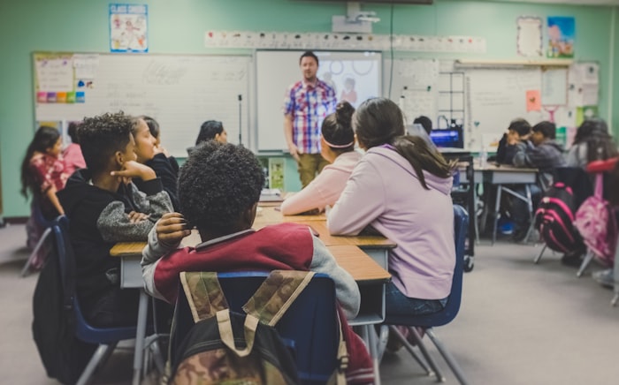 Anak-anak SD belajar ceria di kelas