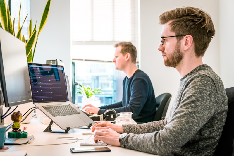 Tim engineer berkolaborasi di depan layar kode — proyek Nebula Pay