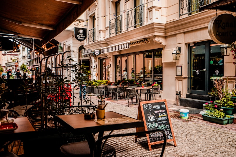 Barista meracik kopi di balik bar kayu yang hangat