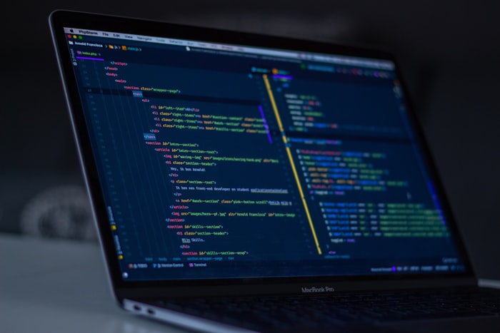 Sesi build — editor kode saat sprint pengembangan
