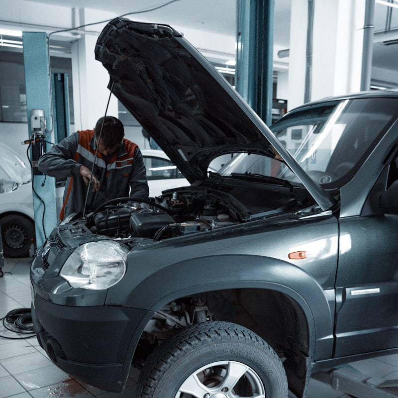 Mekanik mengerjakan mesin di bay servis